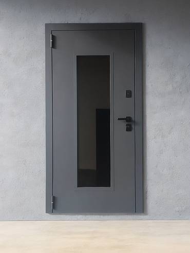 Дверь серого цвета со стеклом