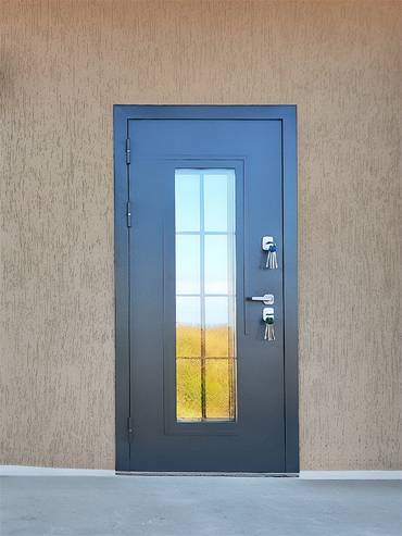 Остекленная уличная дверь